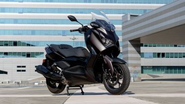 Honda Forza 350 vs Yamaha XMAX Tech Max+: tra i due, il più facile da sollevare sul cavalletto centrale è XMAX
