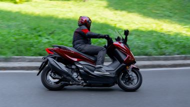 Honda Forza 350 vs Yamaha XMAX Tech Max+: impianto frenante un po' spugnoso nel feeling per Forza