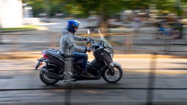Honda Forza 350 vs Yamaha XMAX Tech Max+: migliorabile il comfort sulle asperità dello Yamaha, soprattutto lato retrotreno