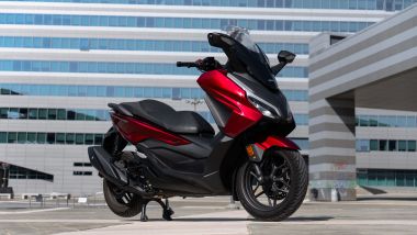Honda Forza 350 vs Yamaha XMAX Tech Max+: costa 100 euro meno dell'XMAX in allestimento standard