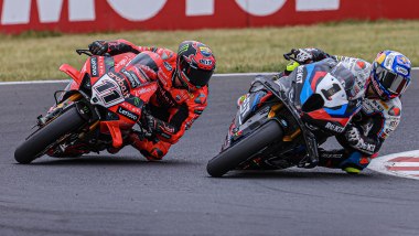 Nicol&ograve; Bulega (Ducati) vs Toprak Razgatlioglu (BMW). Credits: WorldSBK.com