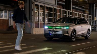 Una Opel Grandland che dialoga coi pedoni tramite le luci a LED