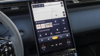Pratico il touchscreen verticale da 13'' del sistema d'infotainment