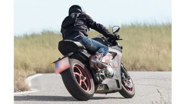 Norton V4, forcellone monobraccio e silenziatori sotto il motore