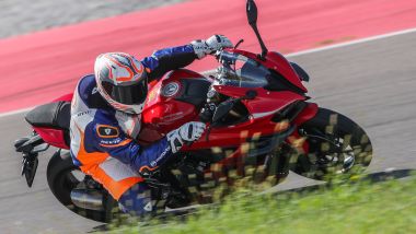 QJ Motor SRK 800 RR, la posizione di guida è da sportiva stradale, efficace ma non estrema