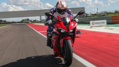 QJ Motor SRK 800 RR, il riparo aerodinamico non è dei migliori, estetica batte funzione