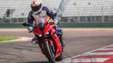 QJ Motor SRK 800 RR, in staccata la forcella affonda con il setting originale, ma sente bene i ''click''