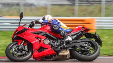 QJ Motor SRK 800 RR, le Poower Cup 2 sono gomme ideali per chi non vuole stressarsi con le termo