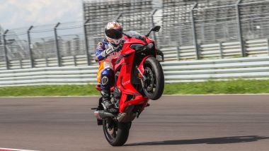 QJ Motor SRK 800 RR, a fine turno impennata celebrativa, come i veri Pro