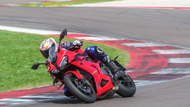 QJ Motor SRK 800 RR, la ciclistica regge qualche turno in pista senza troppi problemi