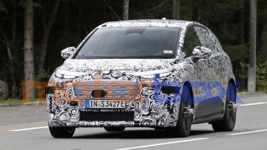 Audi A2/Q2 e-tron: si scorgono i fari anteriori