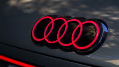 Nuova Audi Q3 2026, il logo illuminato sul portellone