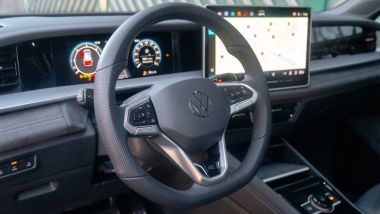 Volkswagen Tayron 2.0 TDI R-Line Plus, volante e strumentazione