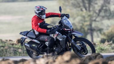 Moto Morini Alltrhike, bene freni e sospensioni, su strada