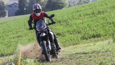 Moto Morini Alltrhike, le pedane hanno gommino rimovibile per la guida fuoristrada
