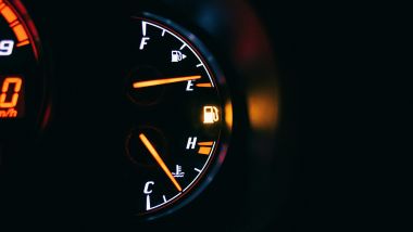 Viaggiare in riserva fa consumare di più? - Foto di Erik Mclean su Unsplash