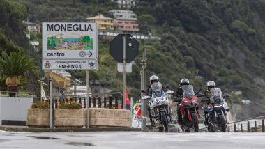 Comparativa globetrotter, Ducati vs Honda vs Guzzi: abbiamo fatto base a Moneglia, uno dei Borghi Più Belli d'Italia