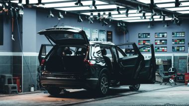 Auto in officina - Foto di Chi Xiang su Unsplash