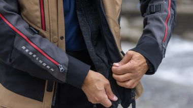 Rebelhorn Hardy 3.0, lo strato impermeabile si collega tramite zip