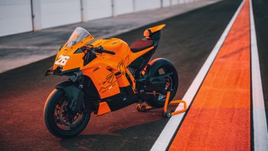 KTM 990 RC R 2026, la linea è simile a quella della RC 8C