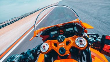 KTM 990 RC R 2026, il display TFT di 8,8'' ha tecnologia touch