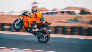 KTM 990 RC R 2026, il controllo dell'impennata regolabile è opzionale