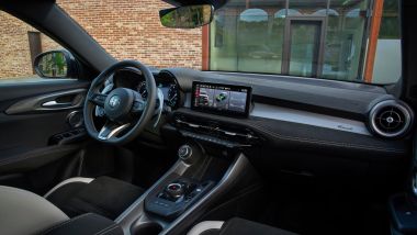 Alfa Romeo Tonale 2026, gli interni