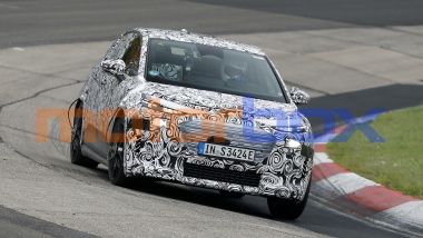 Nuova Audi A2 e-tron 2027: luci sdoppiate e fascia OLED all'anteriore