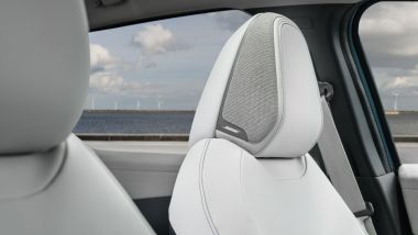 Nuova Nissan Leaf 2026, altoparlanti nel poggiatesta