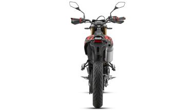 QJ Motor COV 125, la vista posteriore; la gomma è di sezione 130/70
