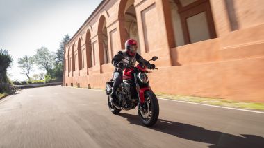 Nuovo Ducati Monster 2026: la posizione in sella guarda al passato della gamma