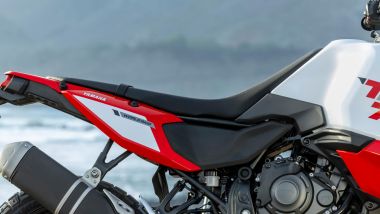 Yamaha T&eacute;n&eacute;r&eacute; World Raid 2026, l'altezza della sella da terra &egrave; di 890 mm