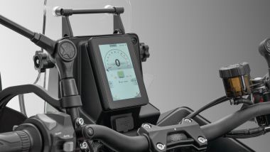 QJ Motor SRT 450 RX 2026, il display TFT a sviluppo verticale, con connettività