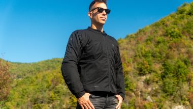 Rebelhorn Borg 2, lo strato impermeabile può essere indossato sopra la giacca