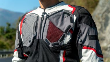 Rebelhorn Borg 2, le zone ventilate frontali si utilizzano con una pratica combinazione di velcro, cerniera e bottone