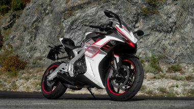Zontes 703RR, ai lati della carnatura sono presenti appendici aerodinamiche simili a quella della Honda Fireblade