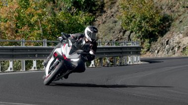 Zontes 703RR, buono il feeling con l'avantreno in ingress curva, meno quello col freno anteriore