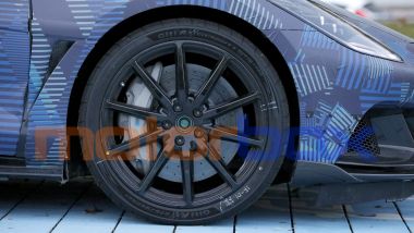 La Denza Z della scampagnata al 'Ring calza pneumatici semi-slick