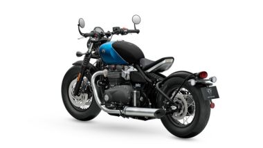 Triumph Bonneville Bobber 2026, due i colori ''premium'' (+600 euro), blu/nero e grigio7nero
