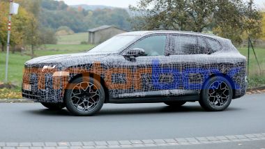 Nuova BMW X5 2026, il quarto vetro laterale indica un passo generoso