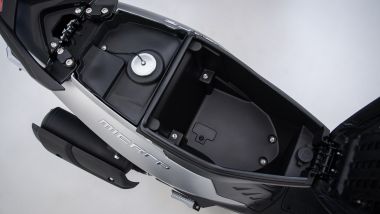 Kymco Micare 125, sotto la sella c'è spazio per un casco e poco altro, anche a causa della presenza del serbatoio