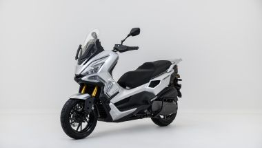 Kymco Xciting X 350, lo stile adventure si nota dai paramani e dalla forcella rovesciata
