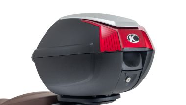 Kymco People R Hybrid: il bauletto, come il parabrezza, sono di serie in Italia