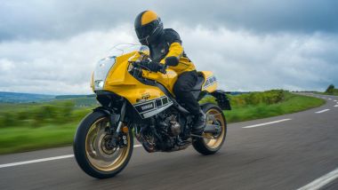Yamaha XSR900 GP 2026, la colorazione ispirata alla moto di ''King'' Kenny Roberts