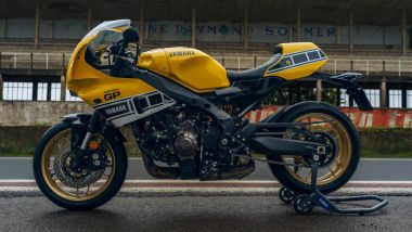 Yamaha XSR900 GP 2026, la sella è a 835 mm da terra e il peso col pieno è di 200 kg