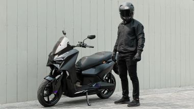 TVS M1-S 2026, 152 kg di peso, 150 km di autonomia, 105 km/h di velocità massima