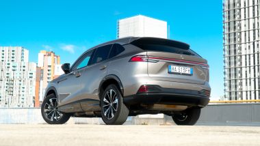 MG HS Hybrid+, vista 3/4 posteriore