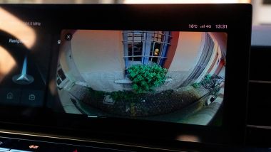 MG HS Hybrid+, la telecamera laterale si attiva azionando le frecce da fermo