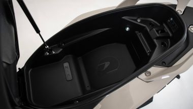 Kymco X-Town ST, il vano sottosella