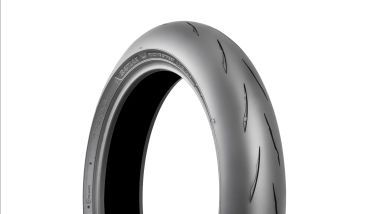Bridgestone RS12, la gomma anteriore porta al debutto su strada una carcassa con cintura monospirale